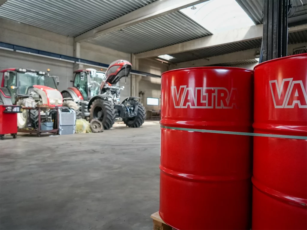 gros plan des futs dhuile valtra atelier fruges agri