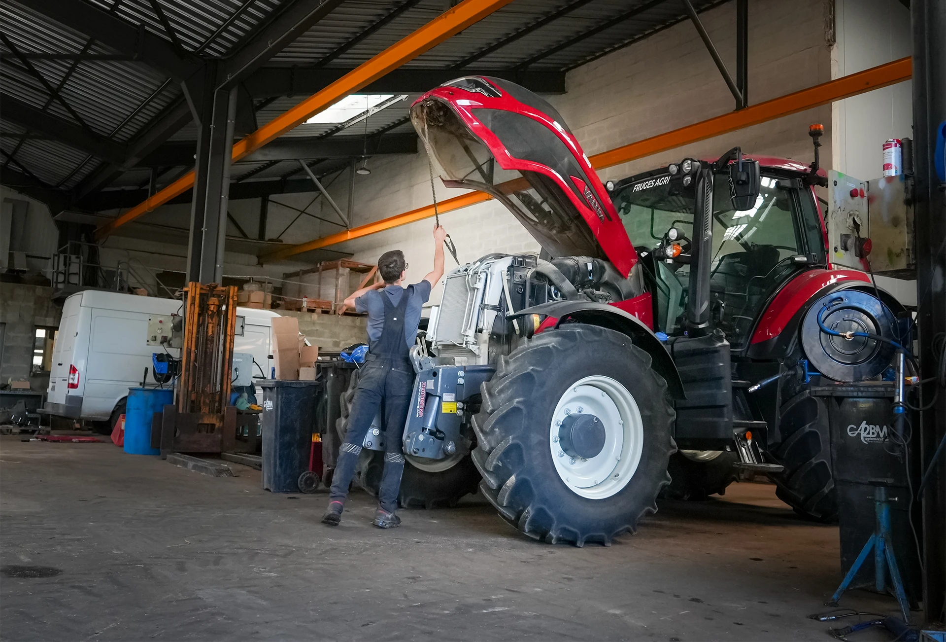 technicien travaillant sur moteur tracteur rouge valtra atelier frencq agri 1920