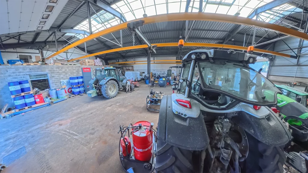 vue densemble atelier avec tracteurs frencq agri