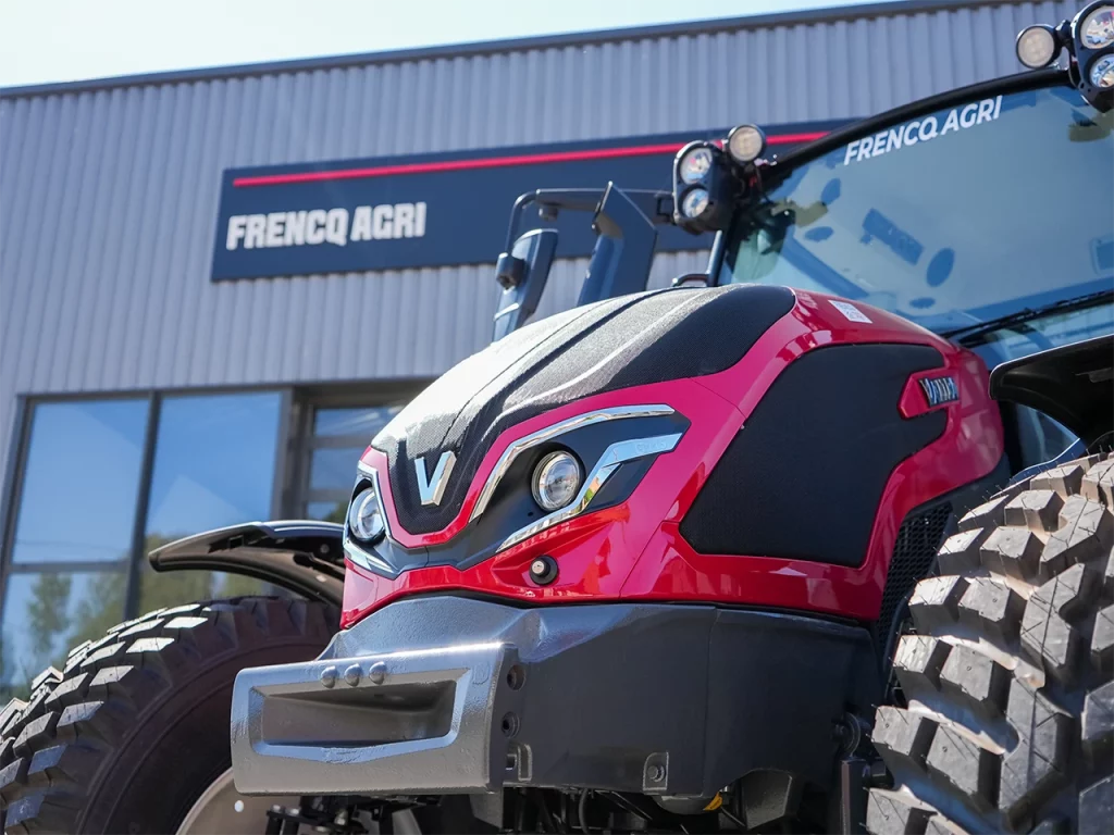 gros plan capot tracteur rouge valtra devant concession frencq agri