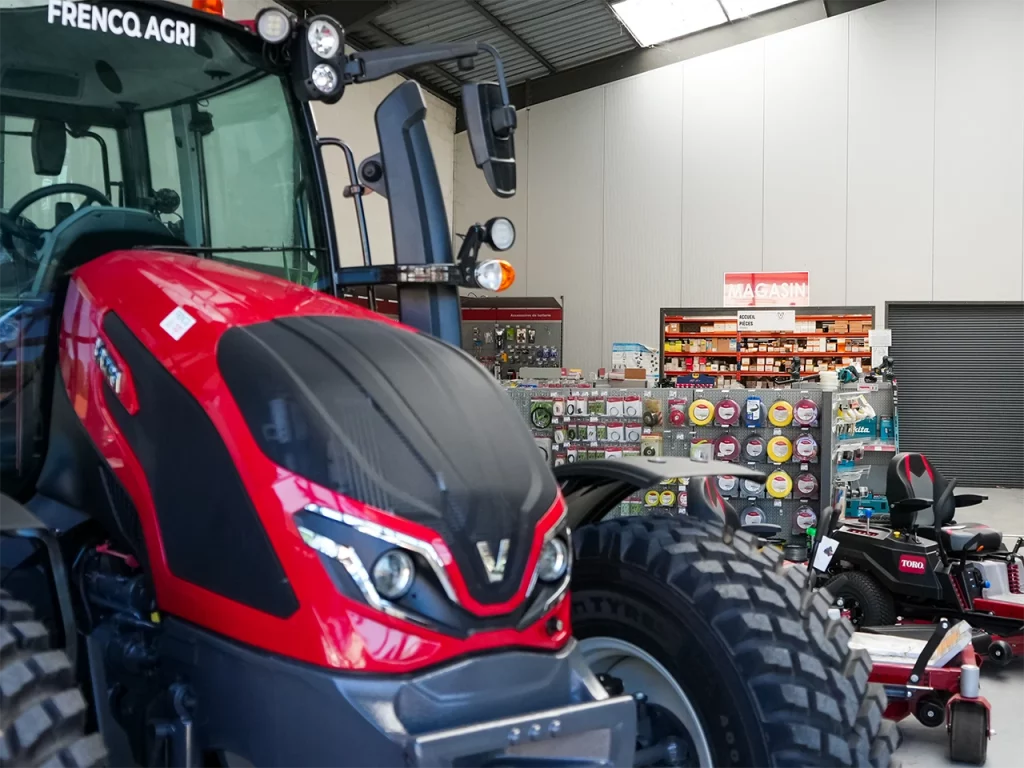 gros plan capot tracteur rouge valtra expose dans le magasin frencq agri