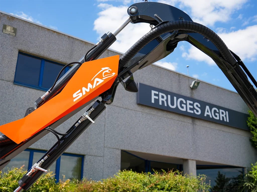 gros plan du bras de lepareuse sma devant la facade fruges agri