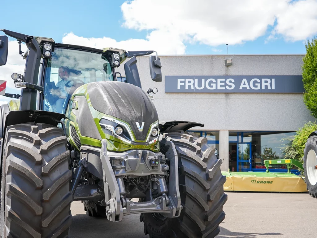 gros plan du capot du tracteur valtra gris devant la facade fruges agri