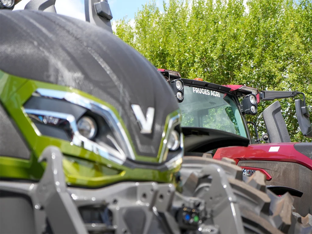 gros plan du capot dun tracteur valtra vert olive a cote dun tracteur rouge exterieur fruges agri
