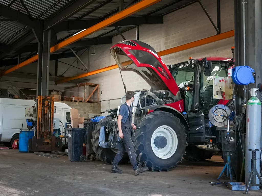 tracteur rouge valtra capot ouvert en reparation atelier frencq agri