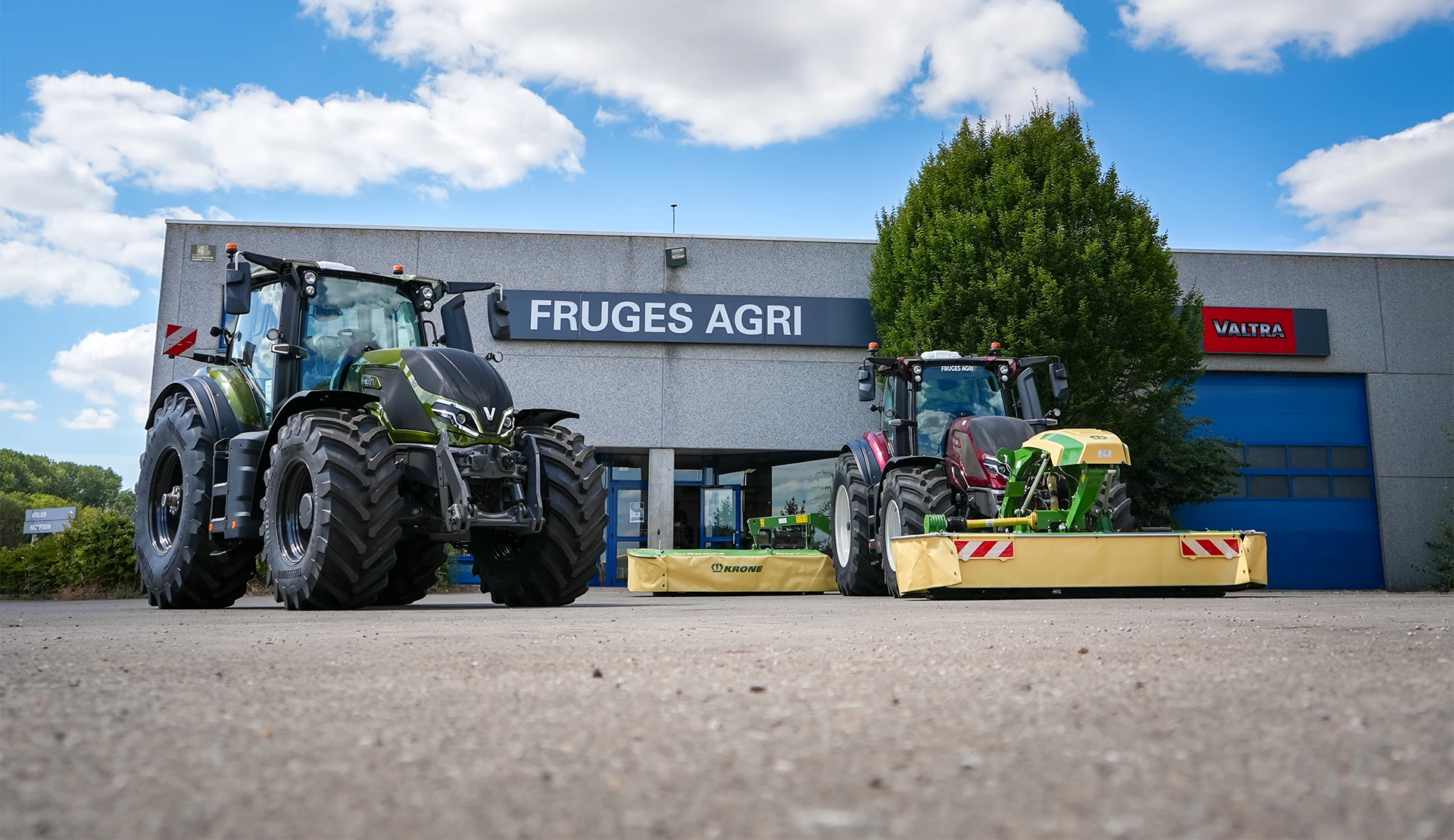 tracteur valtra vert avec faucheuse krone devant la facade fruges agri 1920