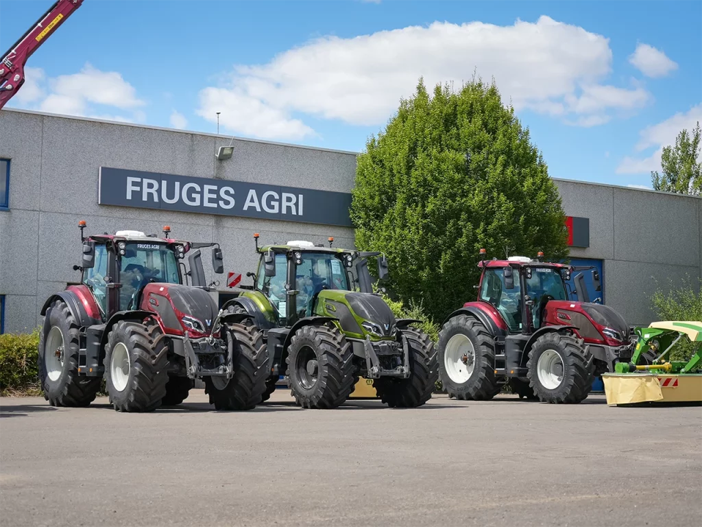 trois tracteurs valtra alignes devant la facade fruges agri