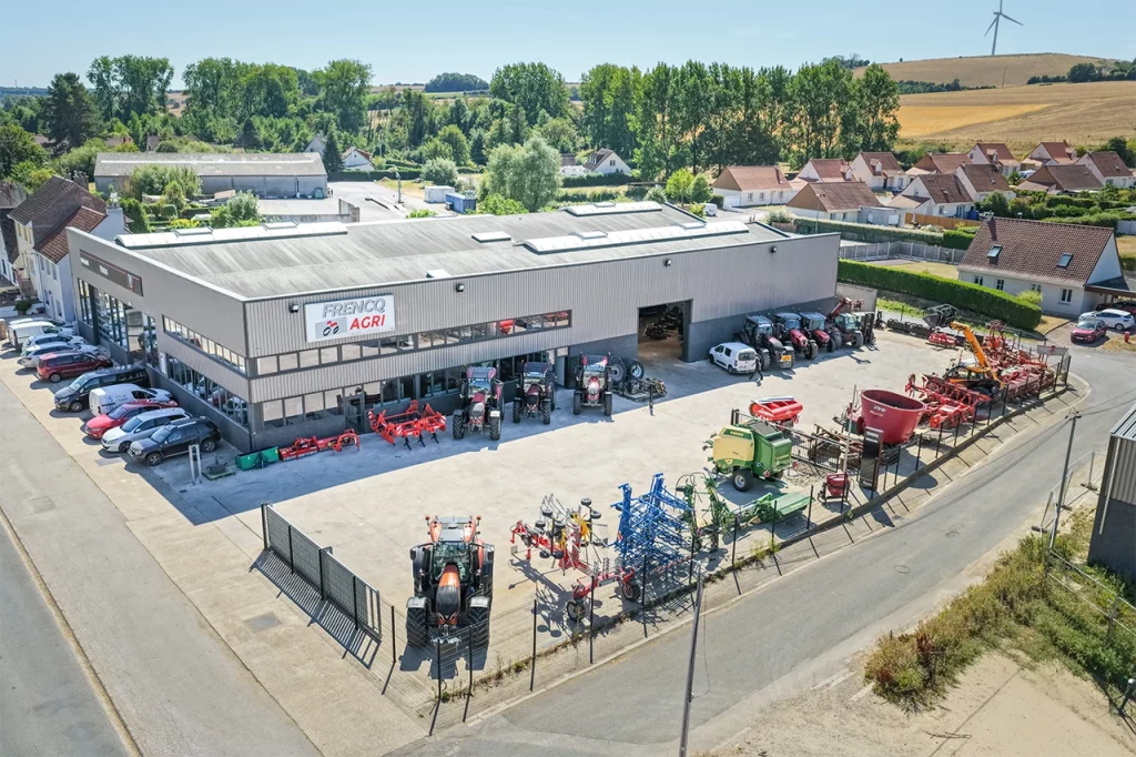 vue aerienne de la cour avec materiel agricole expose frencq agri