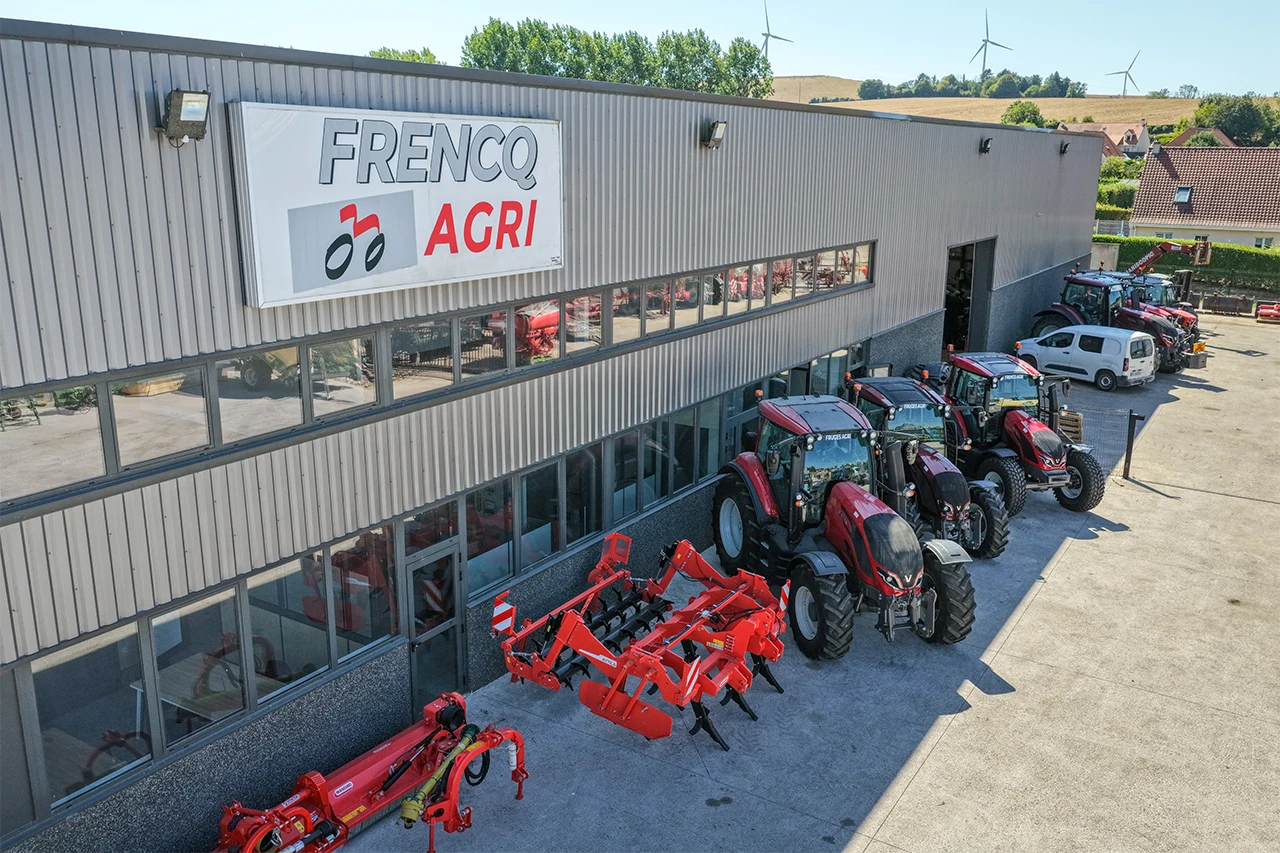 vue aerienne des tracteurs et du materiel agricole expose devant frencq agri