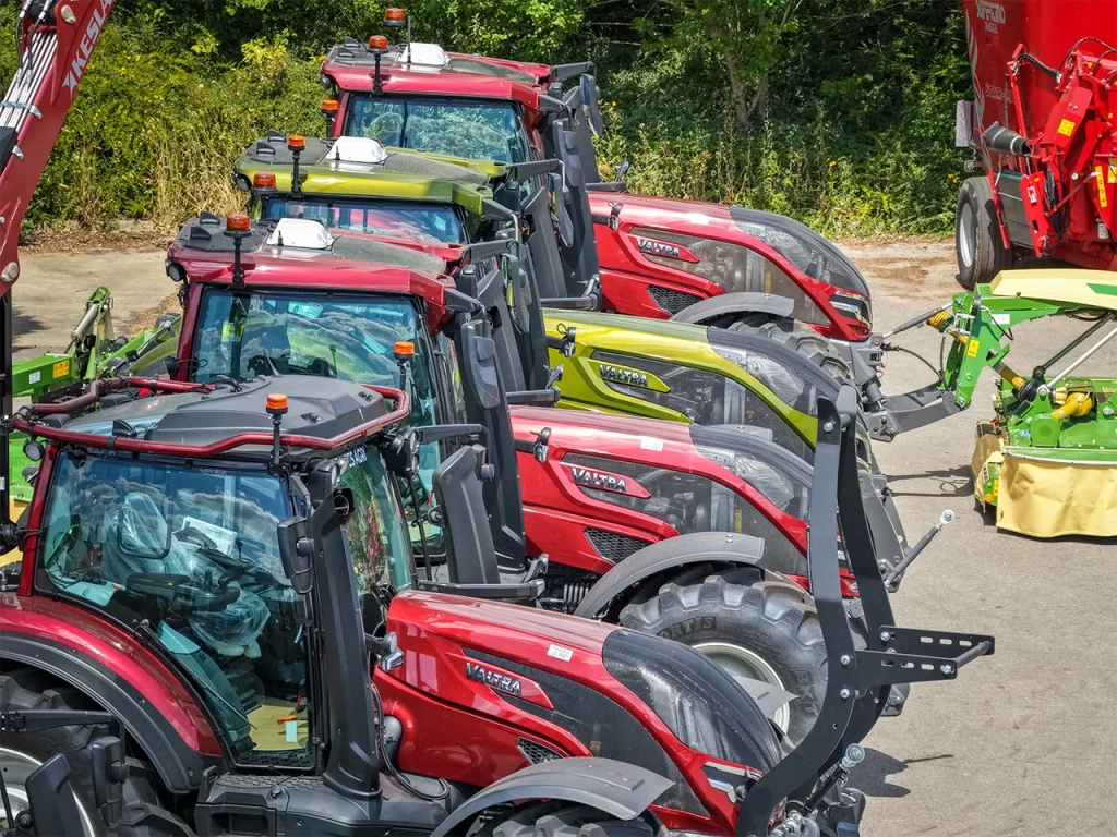 vue aerienne rapprochee dune rangee de tracteurs fruges agri