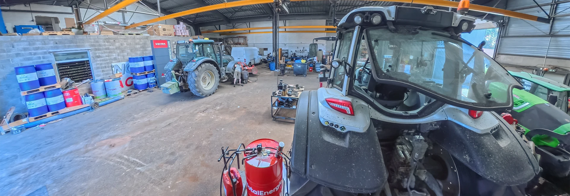 vue densemble atelier avec tracteurs frencq agri 1920