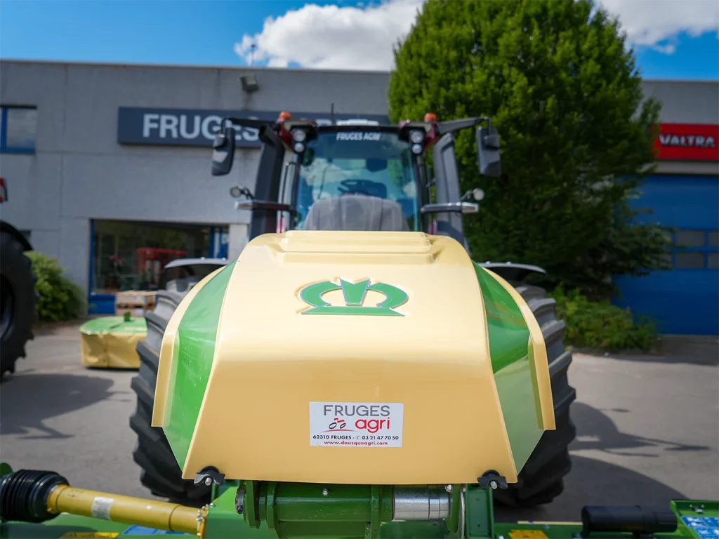gros plan de la faucheuse krone devant la facade fruges agri